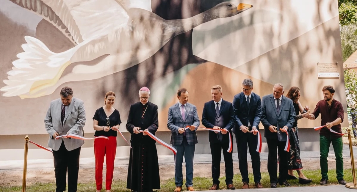 A mural by W. Dzieduszycki decorated the wall of a building on Stanisław Gajeckiego Street.