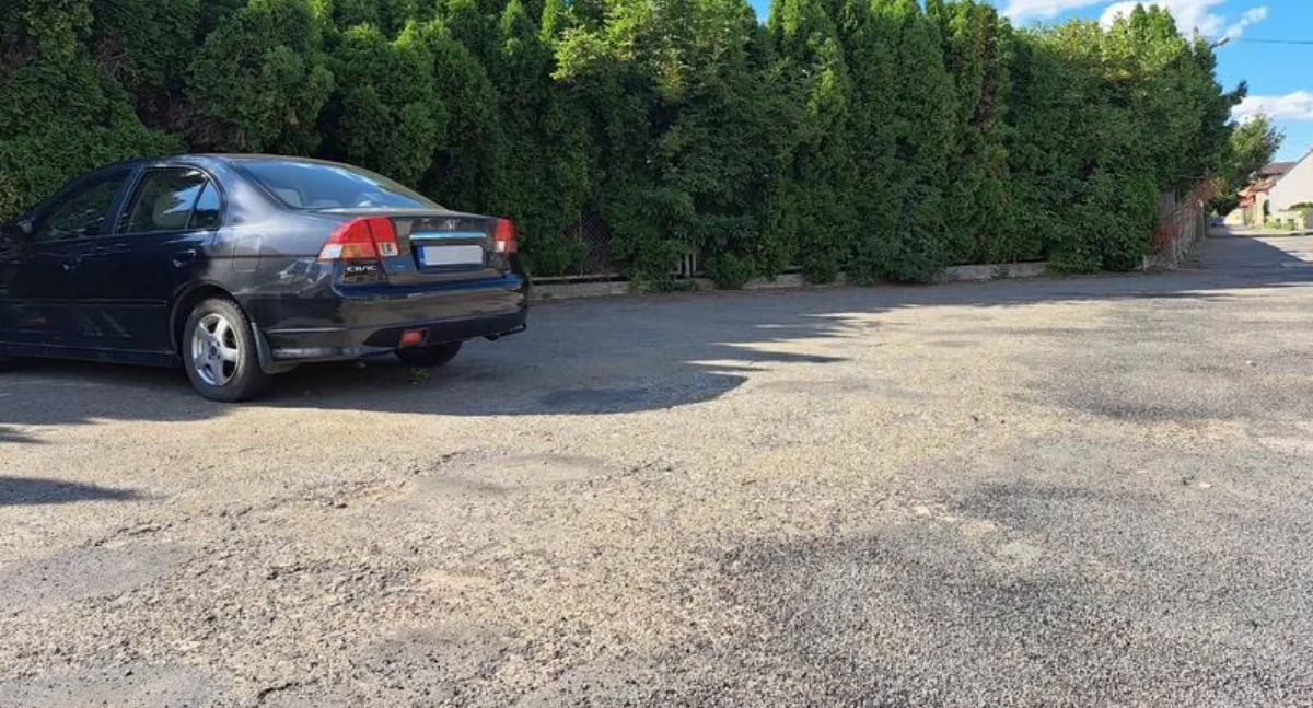 De parkeerplaats is eindelijk opgeknapt. De rest wacht nog op zijn beurt.