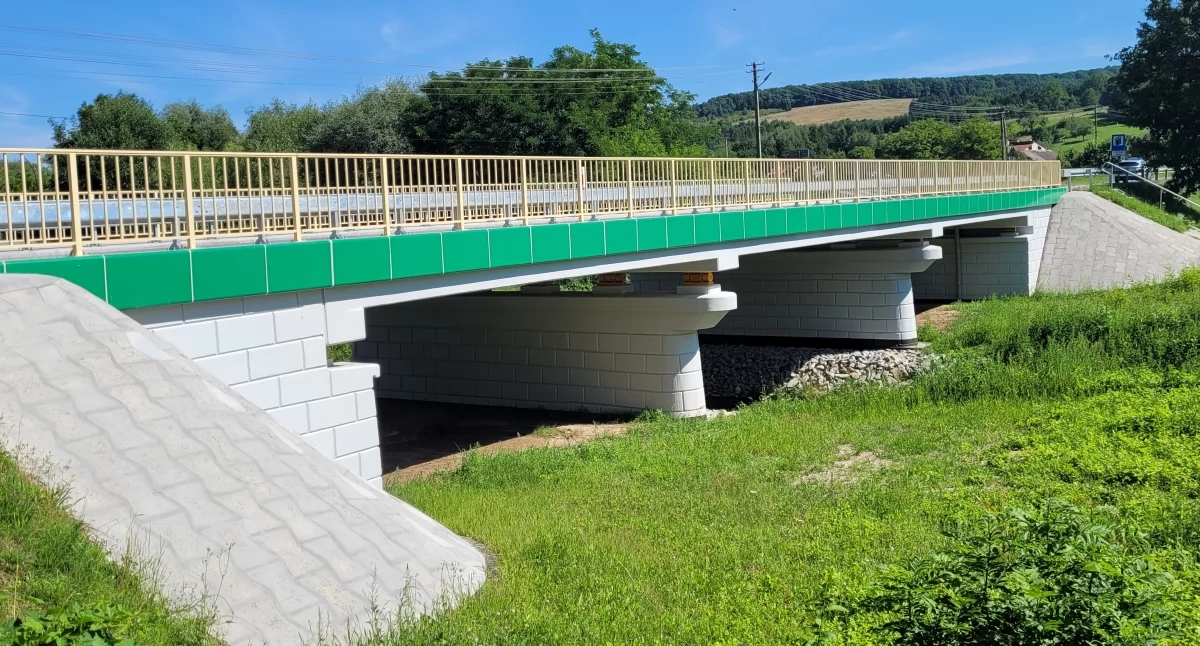 De brug in Olszany is gerenoveerd