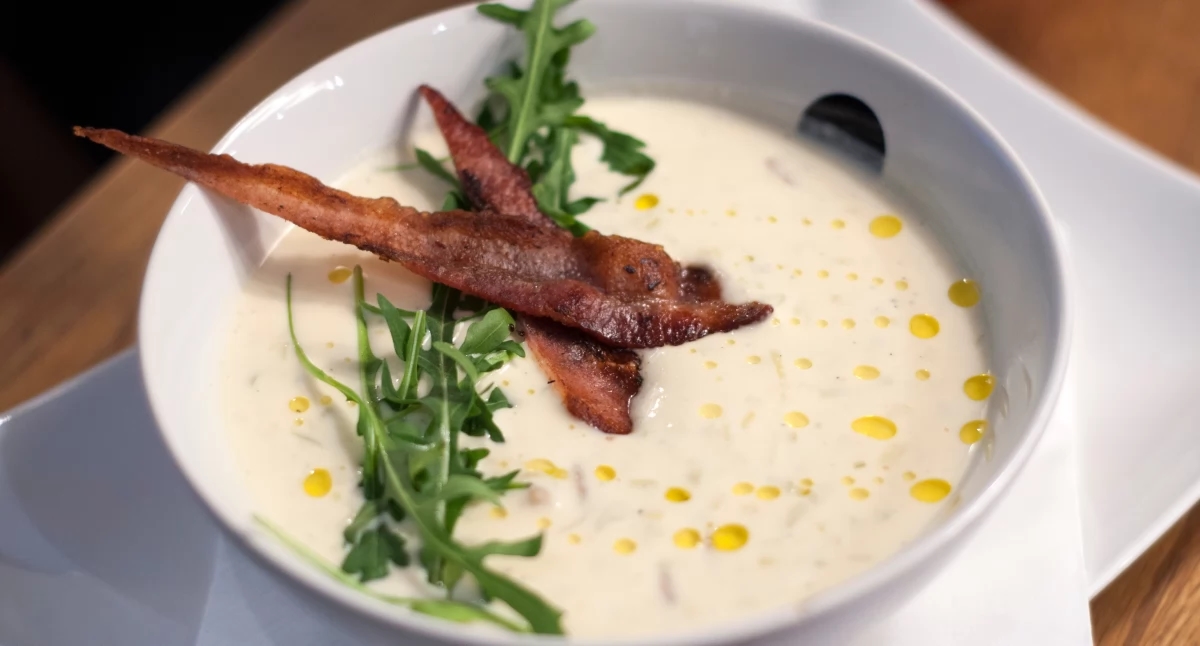 Creme de milho com coentro fresco e bacon crocante