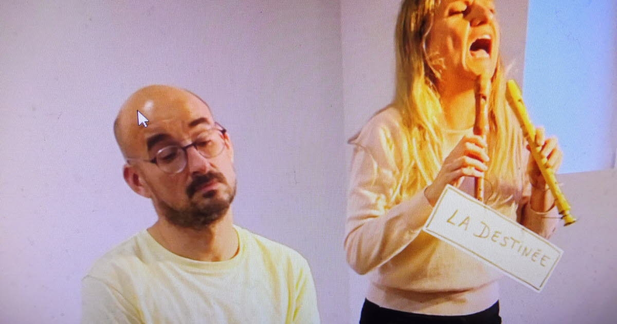 Avocourt. Ponad sześćdziesięciu widzów na występie rezydencyjnym.