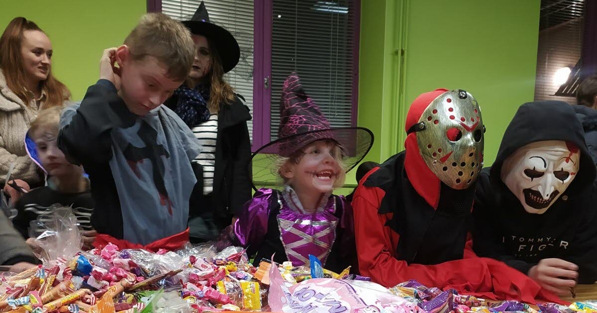 Гриппорт. Ведьмы и маленькие монстры отправились выпрашивать сладости.