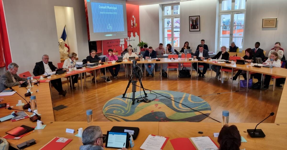 Montceau-les-Mines. O cargo de vice-prefeito, Guy Souvigny, estava vago e foi extinto.