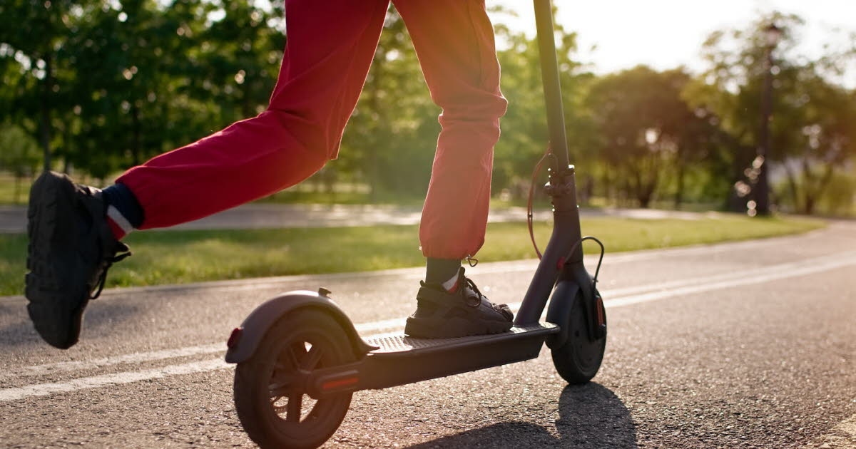 Montceau-les-Mines. Scooters, bicicletas elétricas e ciclomotores estão proibidos de circular em ruas de pedestres, sob pena de multa.