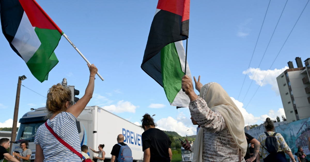 Lyon. Grégory Doucet hijst de Palestijnse vlag op het fronton van het stadhuis van Lyon.