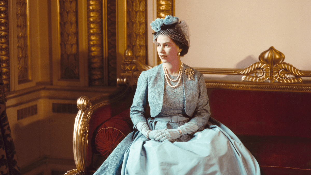 El Palacio de Buckingham celebra el legado de la moda de la reina Isabel II con una nueva exposición
