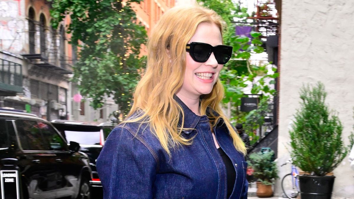 Sarah Snook’s New Bag Is So Shiv Roy—If She Moved to L.A. and Started a Substack