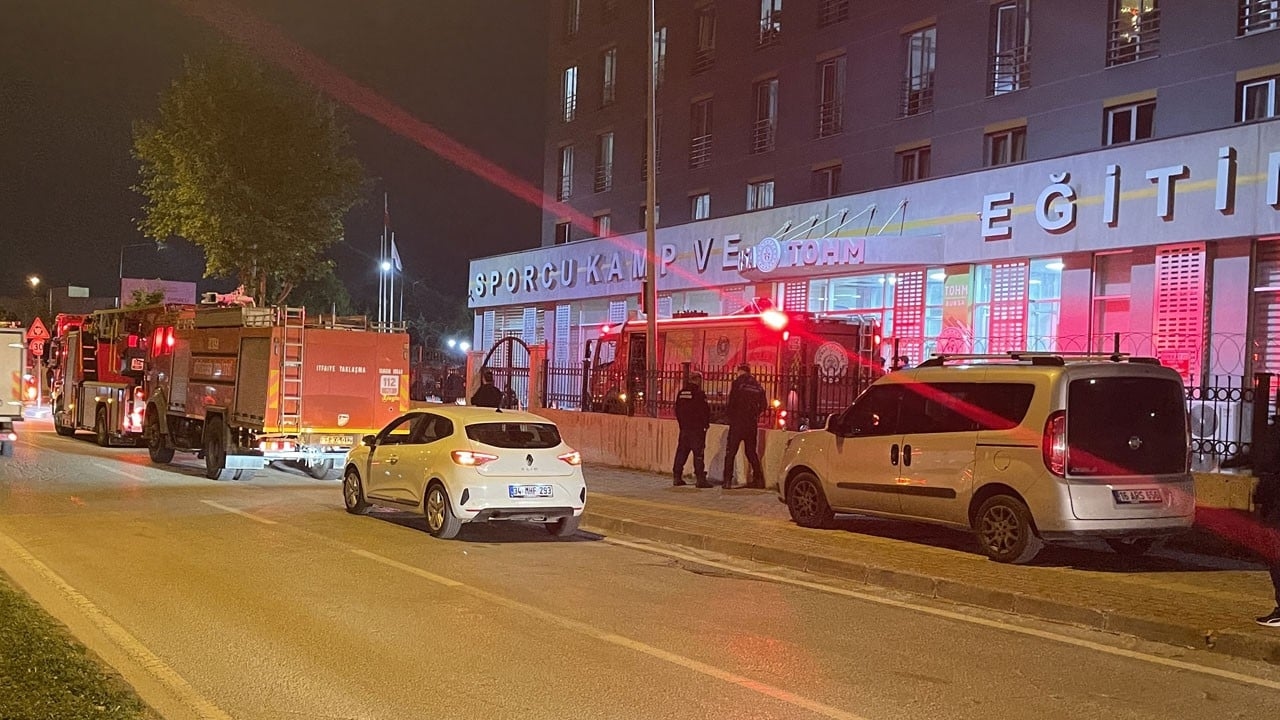 Ekipler seferber oldu! Milli sporcuların kaldığı merkezde yangın