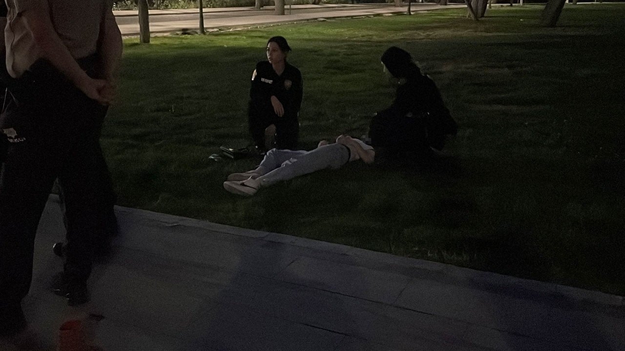 Polis ekipleri bir türlü uyandıramadı! 17 yaşındaki genç kız parkta baygın halde bulundu