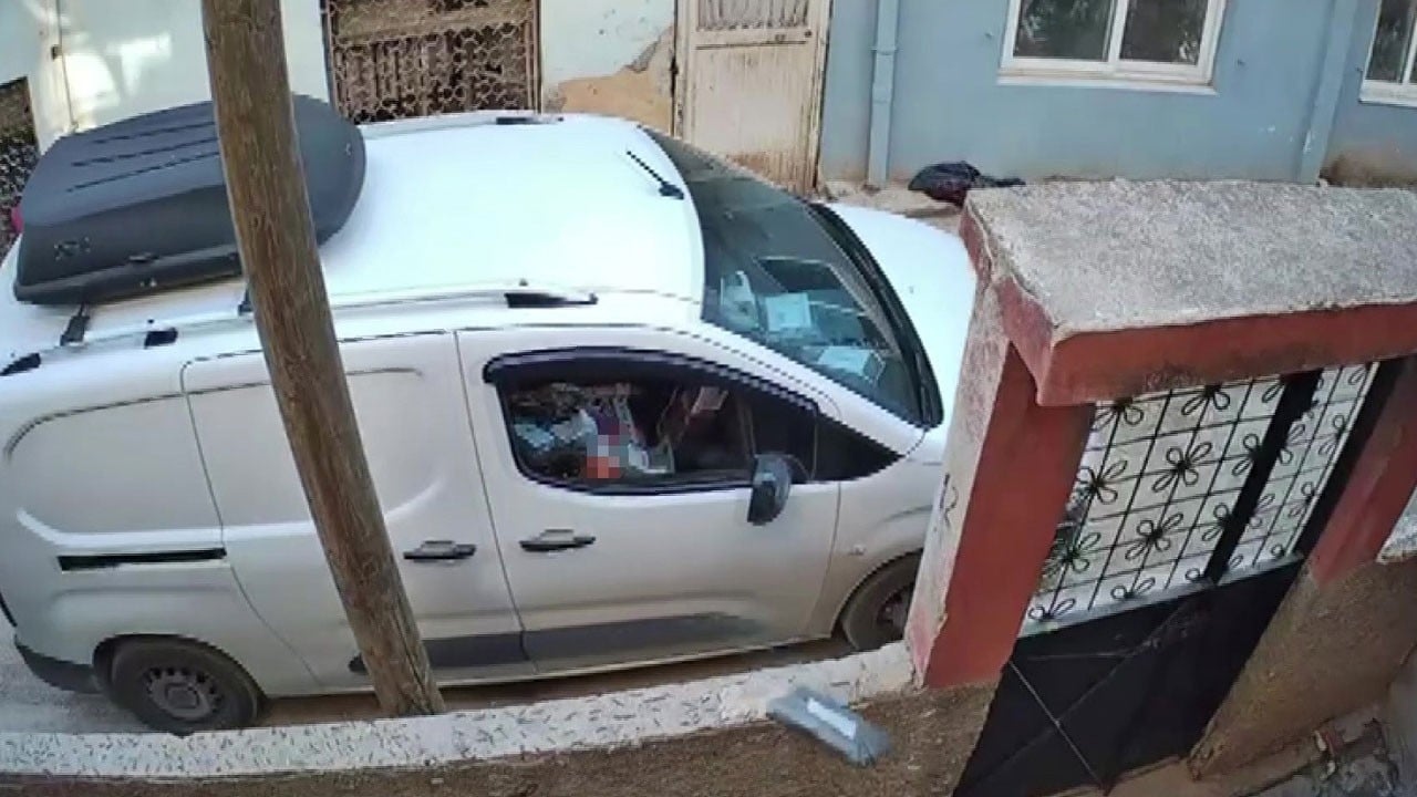 Tepki çeken görüntü! Kargoyu kapıya bırakmadı, bahçeye fırlattı