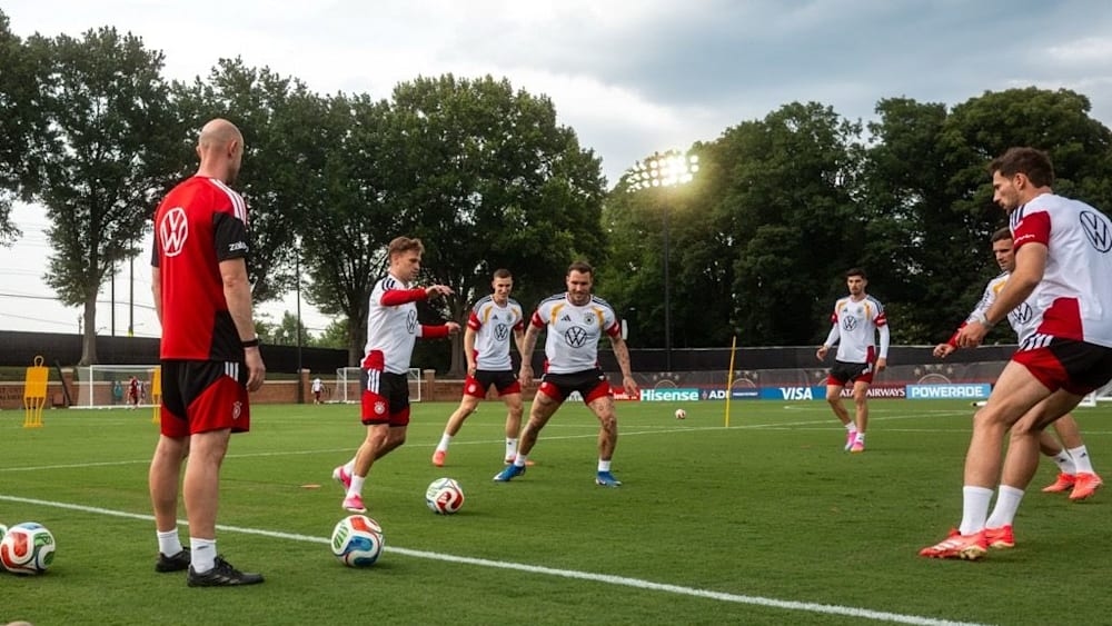 Herzlicher Start mit Neuer und 3000 Fans
