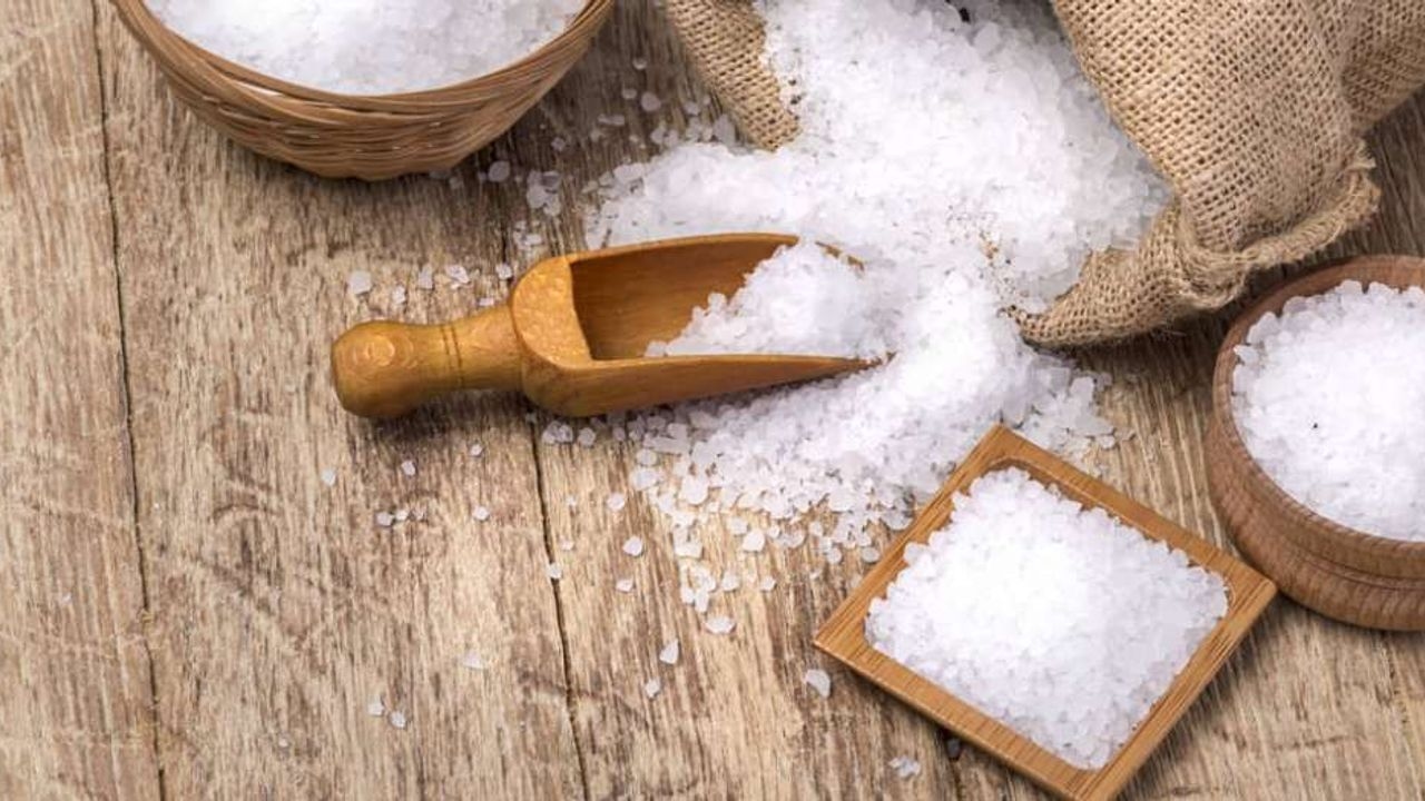 Положите соль под кровать в ноябре и декабре: этот простой метод избавит от проблем с плесенью и сыростью в доме!