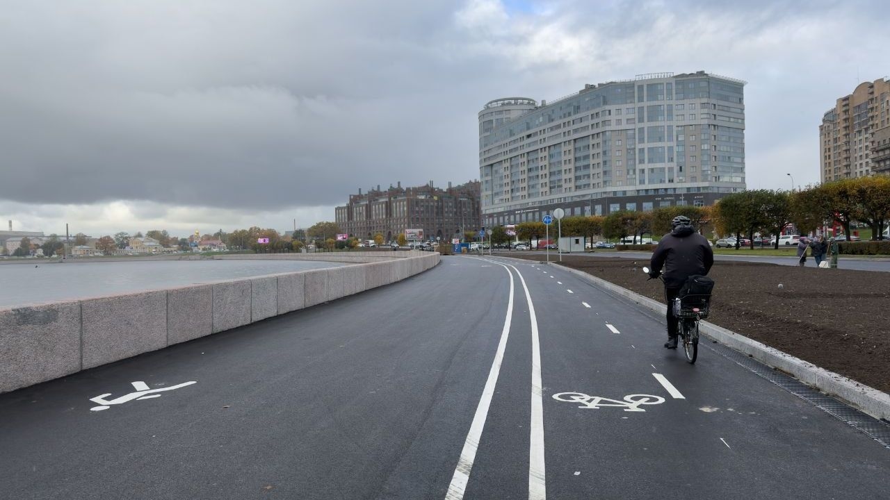 Sverdlovskaya-dijk heropend in Sint-Petersburg na grondige renovatie (foto)