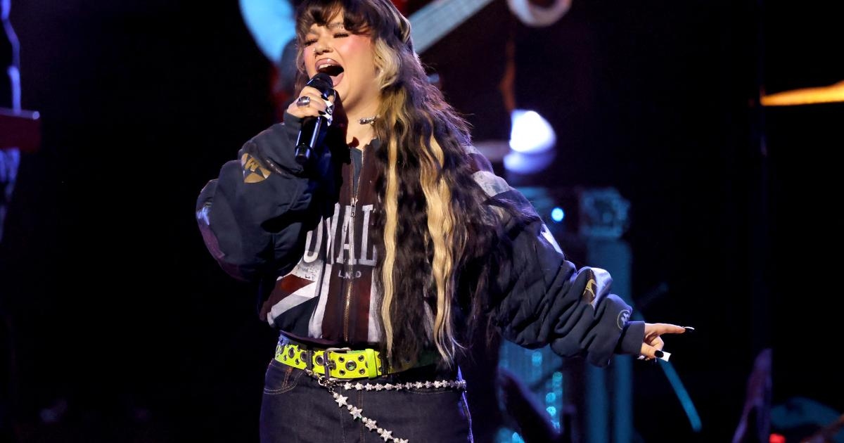 Avec “I’m Only F**king Myself”, Lola Young se raconte sans filtre