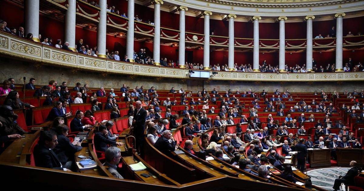Jovens mulheres usando lenços na cabeça foram vistas nas galerias da Assembleia Nacional; Braun-Pivet denunciou suas vestimentas como "inaceitáveis".