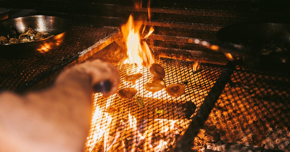 Geräuchert, gegrillt, verkohlt: Fünf neue Restaurants in Marseille, die mit Feuer spielen.
