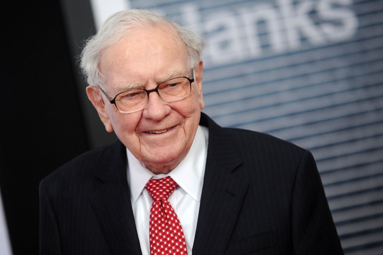 Warren Buffett, the 10th richest person in the world, will bequeath his fortune to charities.