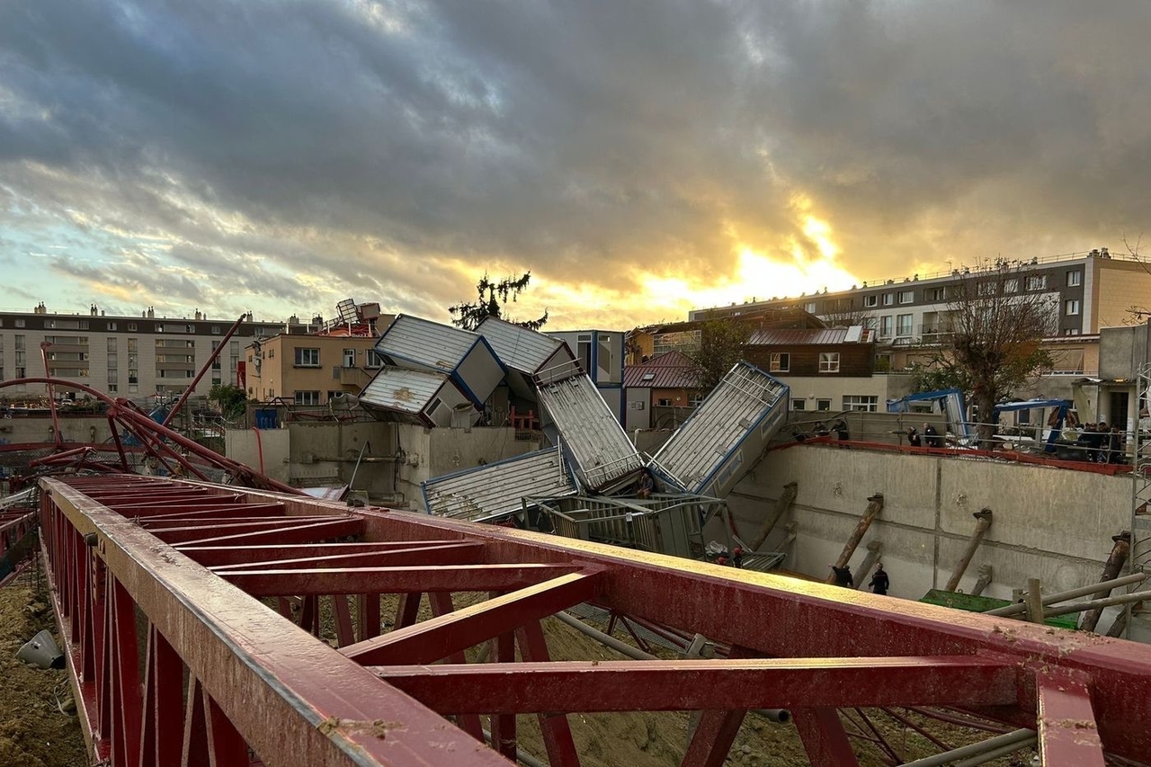 Val-d'Oise: un tornado abbatte tre gru e uccide un giovane operaio in un cantiere edile