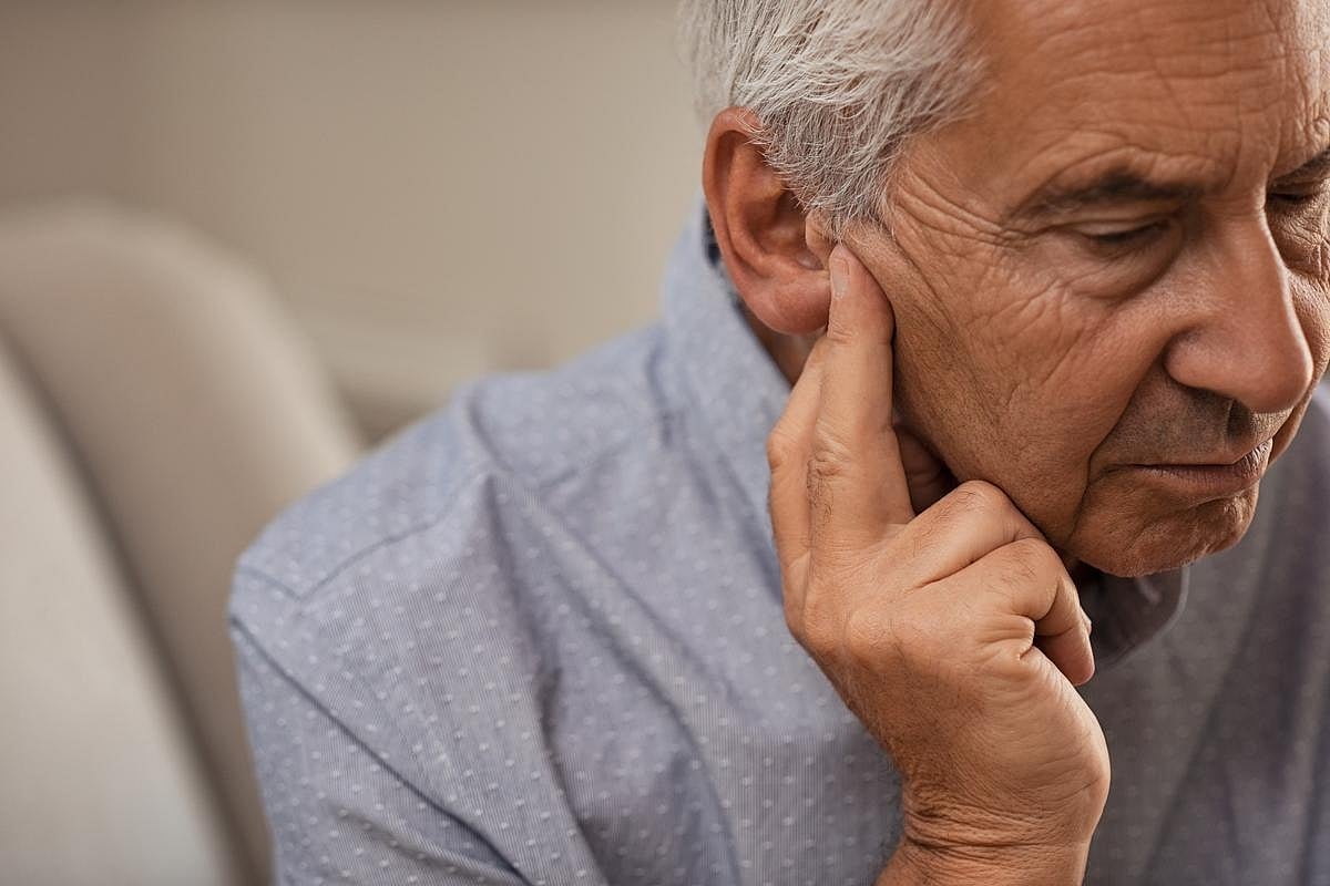 Historial de síntomas de conmoción cerebral se asocia a un alza de las probabilidades de tinnitus