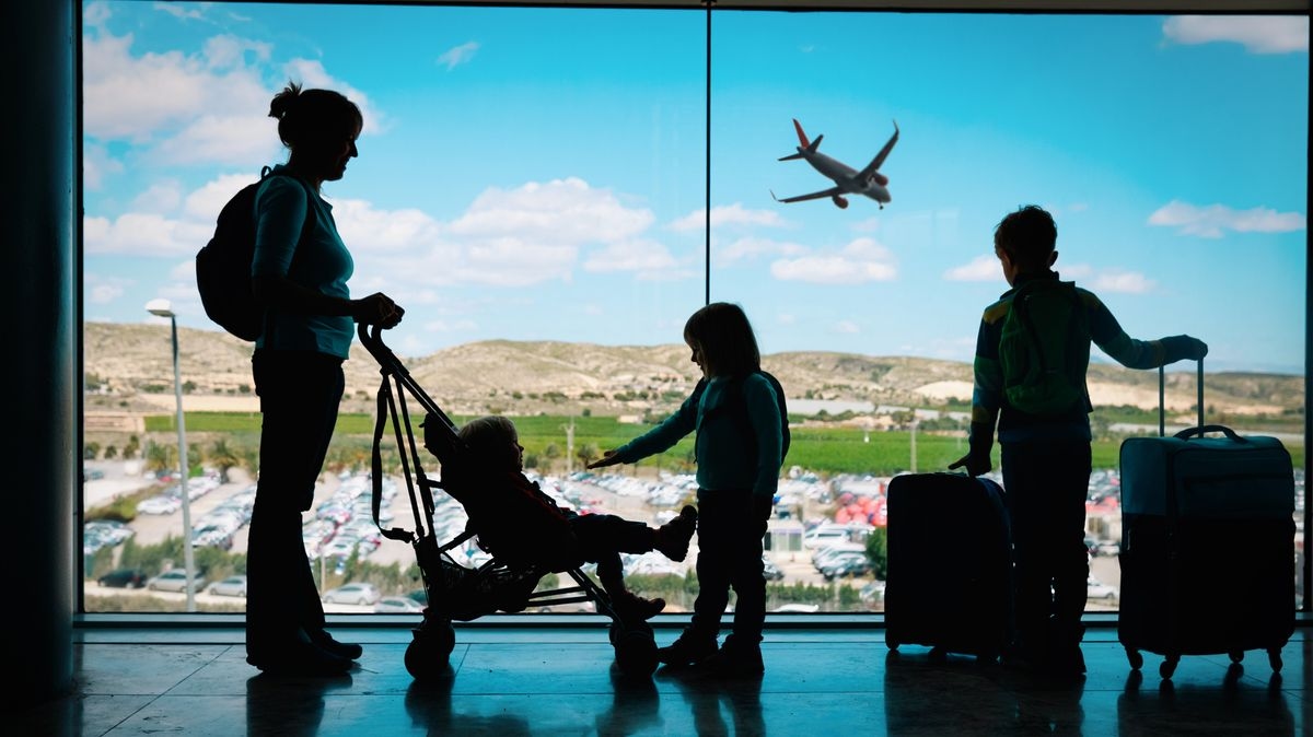 Mum issues flight alert to parents as her 'kids couldn't sit in same row'