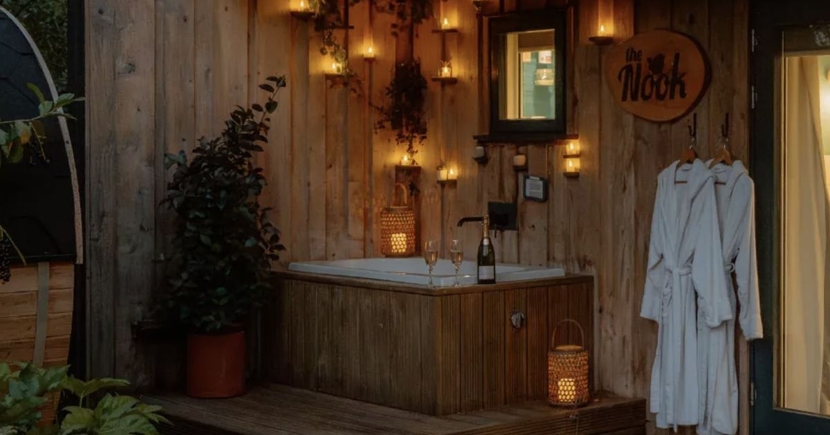 Ce chalet forestier acceptant les chiens, avec sauna et baignoire extérieure, est idéal pour un séjour d'automne.