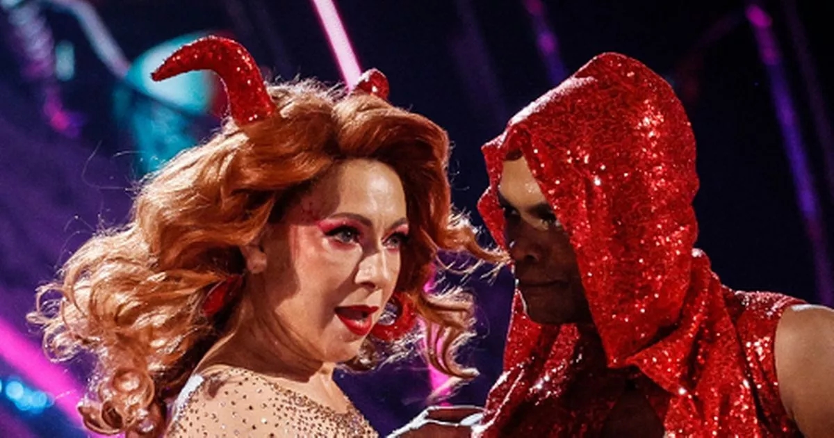 Фанаты шоу «Танцы со звездами» шокированы выступлением Алекса Кингстона под песню для взрослых