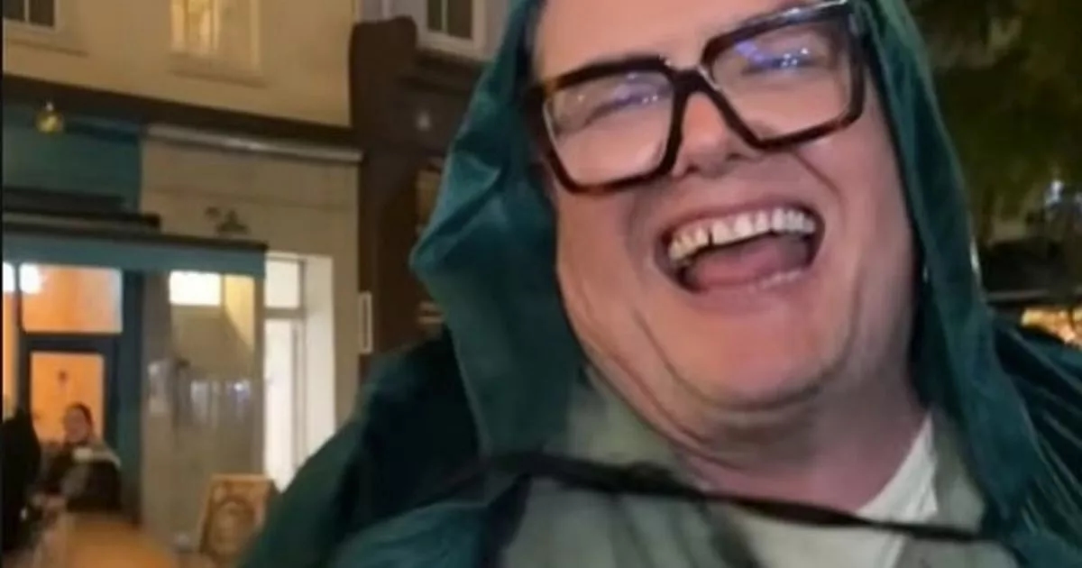 Alan Carr, Celebrity Traitors peleriniyle sokakta bir fenerle yürürken görüldü
