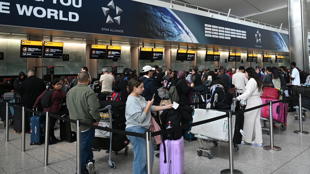UK holidaymakers preparing for European border delays because of new entry-exit system