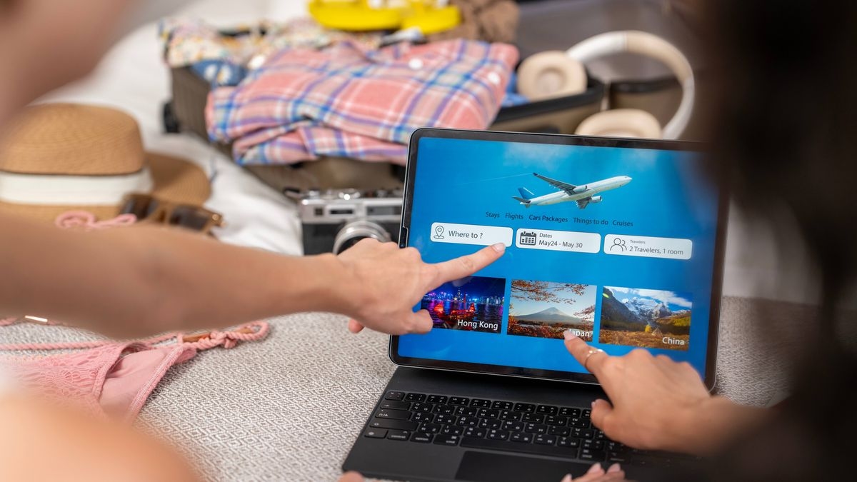 Booking holidays online will cost £100s less if you follow three rules