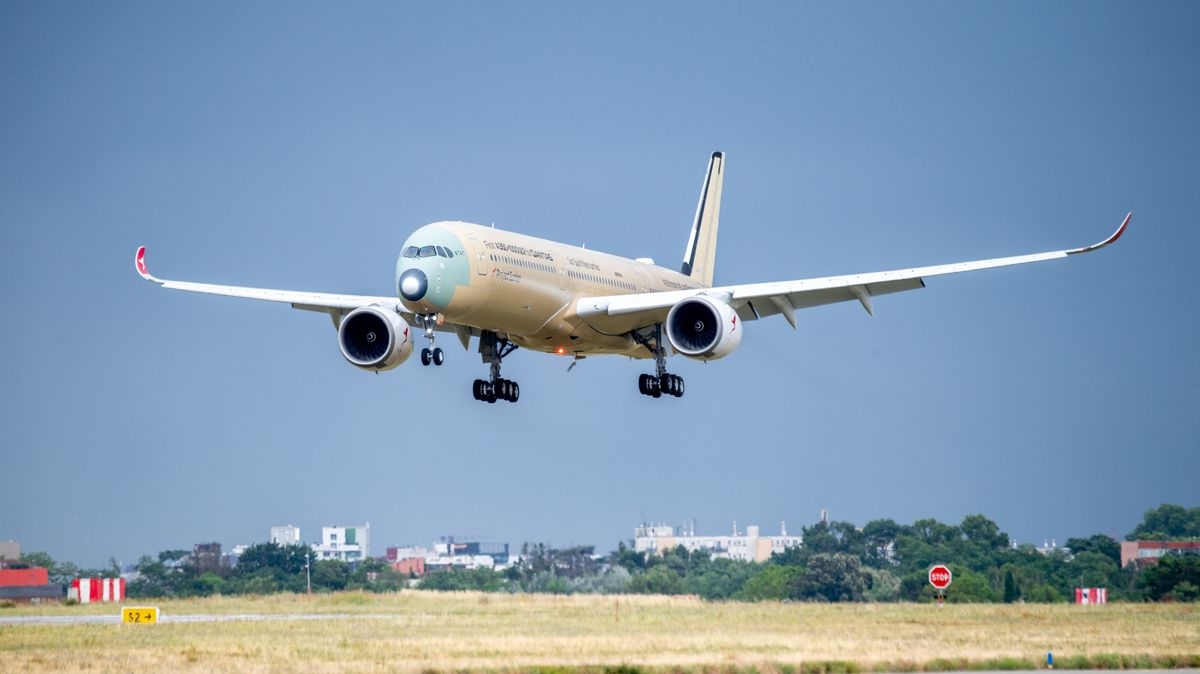 World's longest flight lasting 22 hours non-stop reaches huge milestone