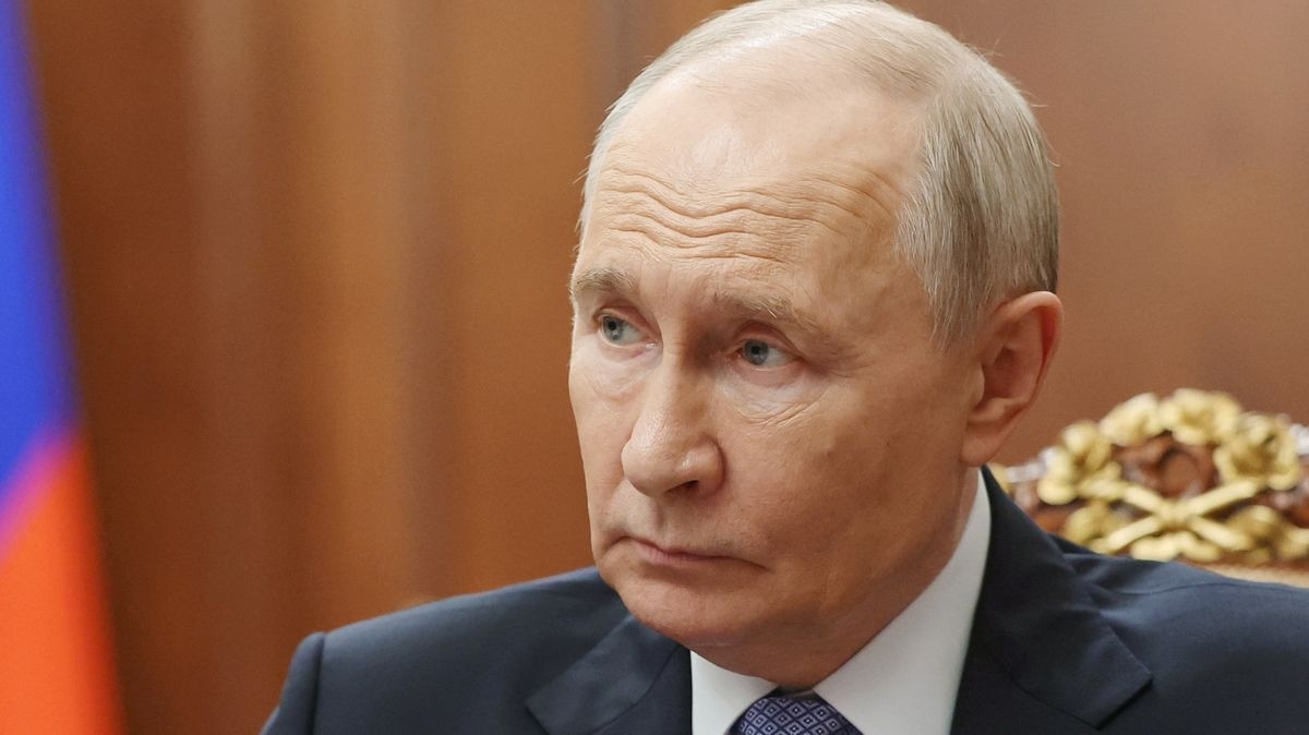 Putin faces 'nukes on his doorstep' as NATO country lifts long-standing weapons ban