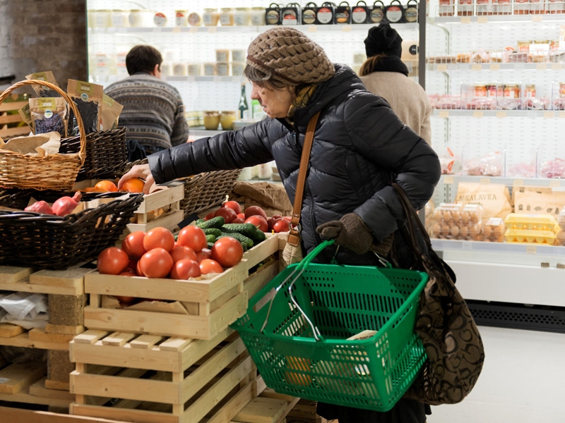 Meyve ve sebzelerin fiyatları pahalı: Ruslar market alışverişlerinde daha fazla tasarruf etmeye başlıyor.