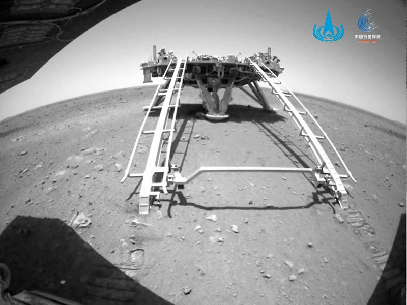 Çin'in Zhurong keşif aracı Mars yüzeyine indi.