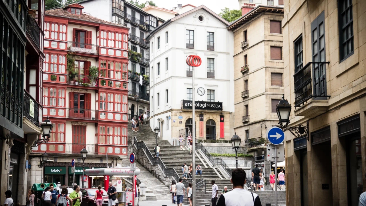 Zimowy wypad do tego hiszpańskiego miasta polecany przez „The Sun”: „Dobre jedzenie, wino i kultura”