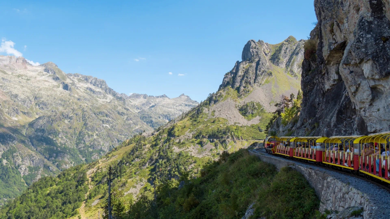 Four trains to explore the most spectacular landscapes of the Pyrenees without getting tired.