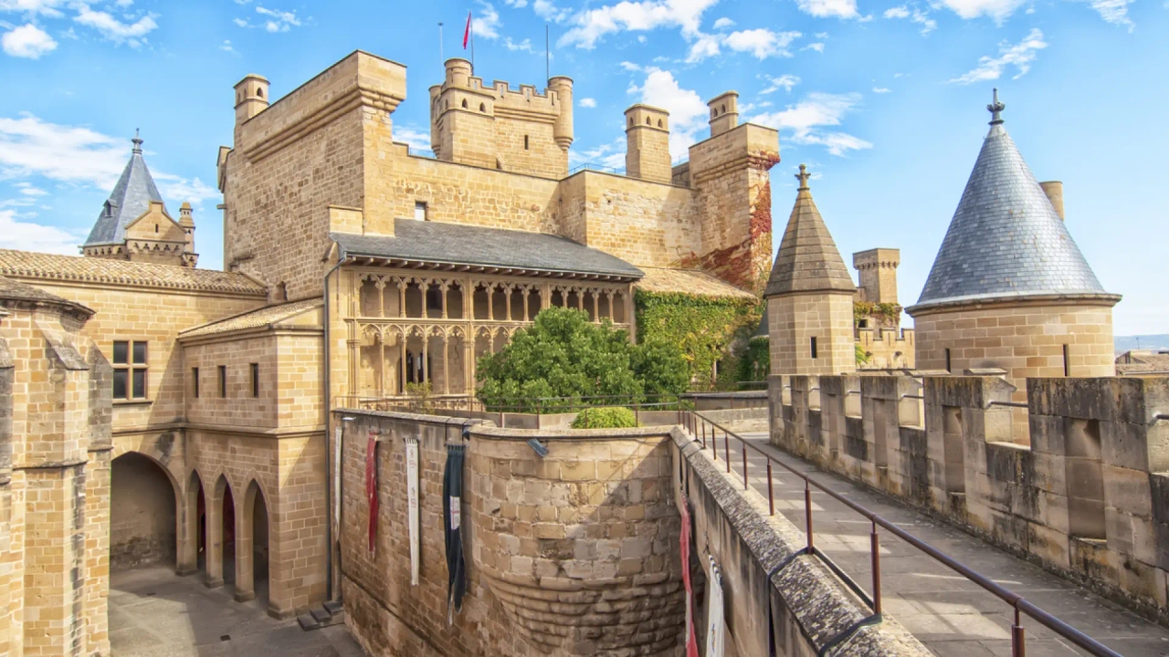 Uno de los Paradores más bonitos de España ha reabierto: está en un imponente palacio del siglo XIII