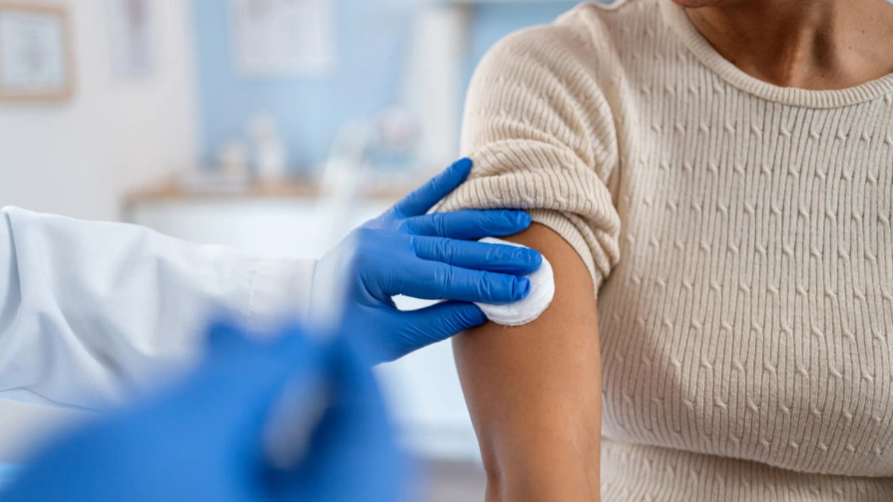 Tres errores comunes tras la vacuna contra la gripe que los especialistas advierten evitar