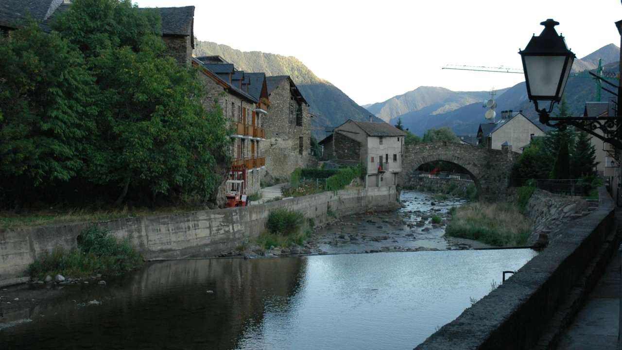 Este precioso pueblo en medio de la montaña parece de Austria y está en Lleida