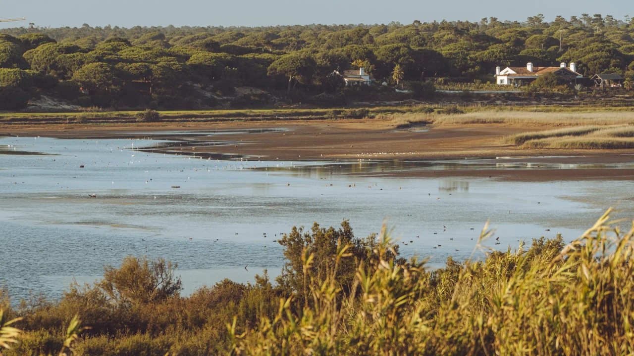 El paraíso portugués donde tienen casa Harry y Meghan Markle: playas salvajes, lagunas y mucha calma