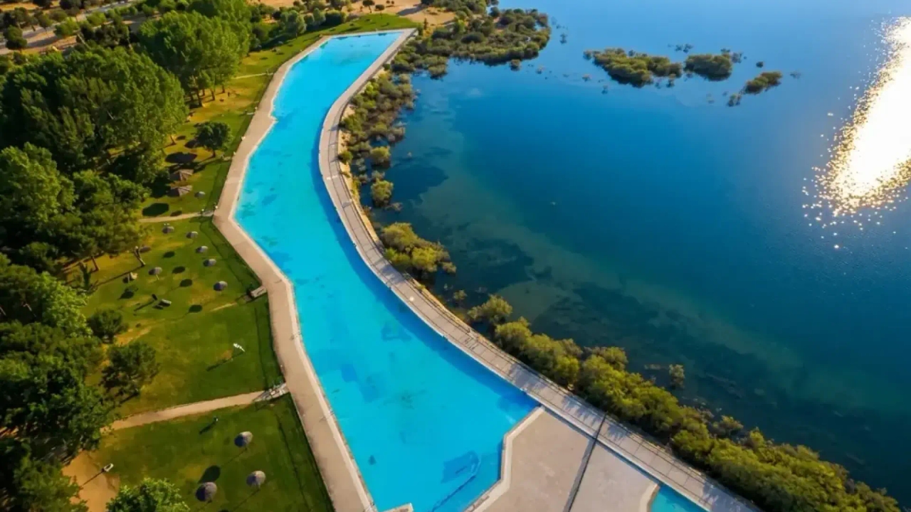 La piscina natural más grande de España está en Madrid y tiene más de 4.500 metros cuadrados