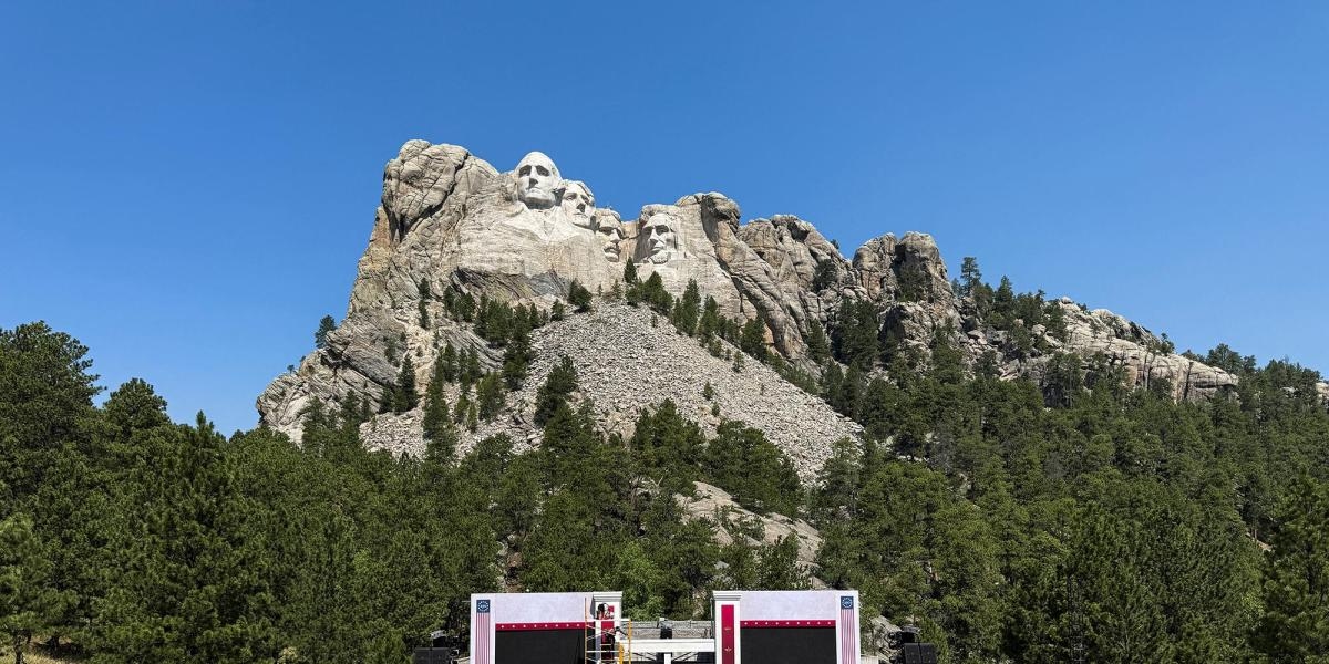 Trump viaja al Monte Rushmore por los 250 años de independencia de Estados Unidos