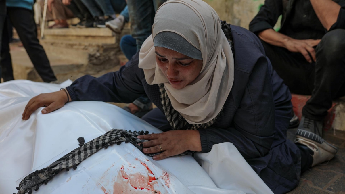 İsrail, Hamas'ın teslim ettiği iki rehinenin kalıntıları karşılığında 30 Filistinlinin cenazesini iade etti. Rehinelerde işkence izleri olduğu belirtiliyor.