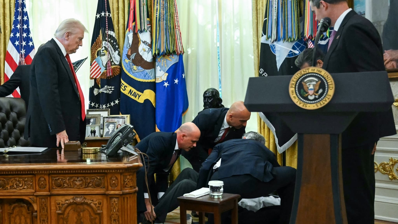 Um representante farmacêutico desmaia na presença de Donald Trump no Salão Oval.