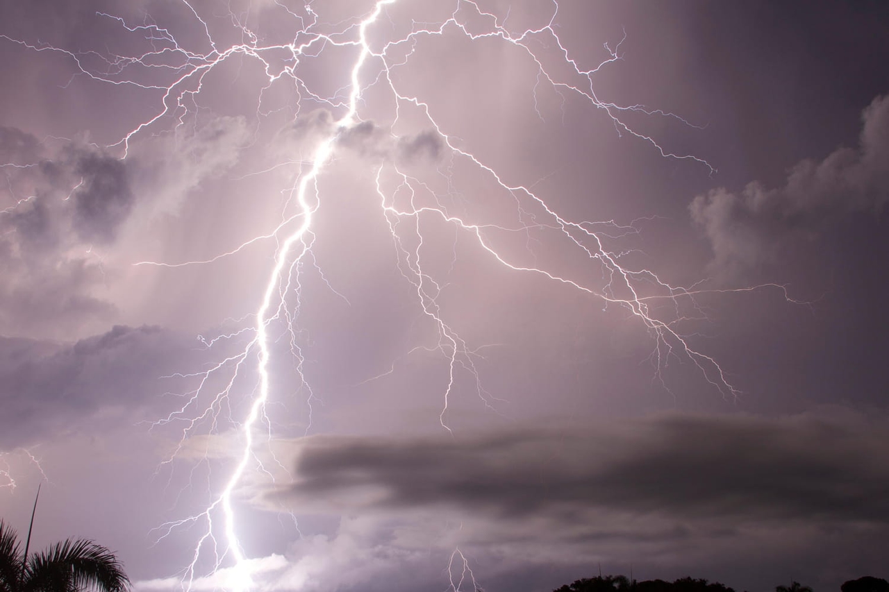 Ostrzeżenia przed burzą: niektóre departamenty pozostają w stanie gotowości z powodu deszczu i burz