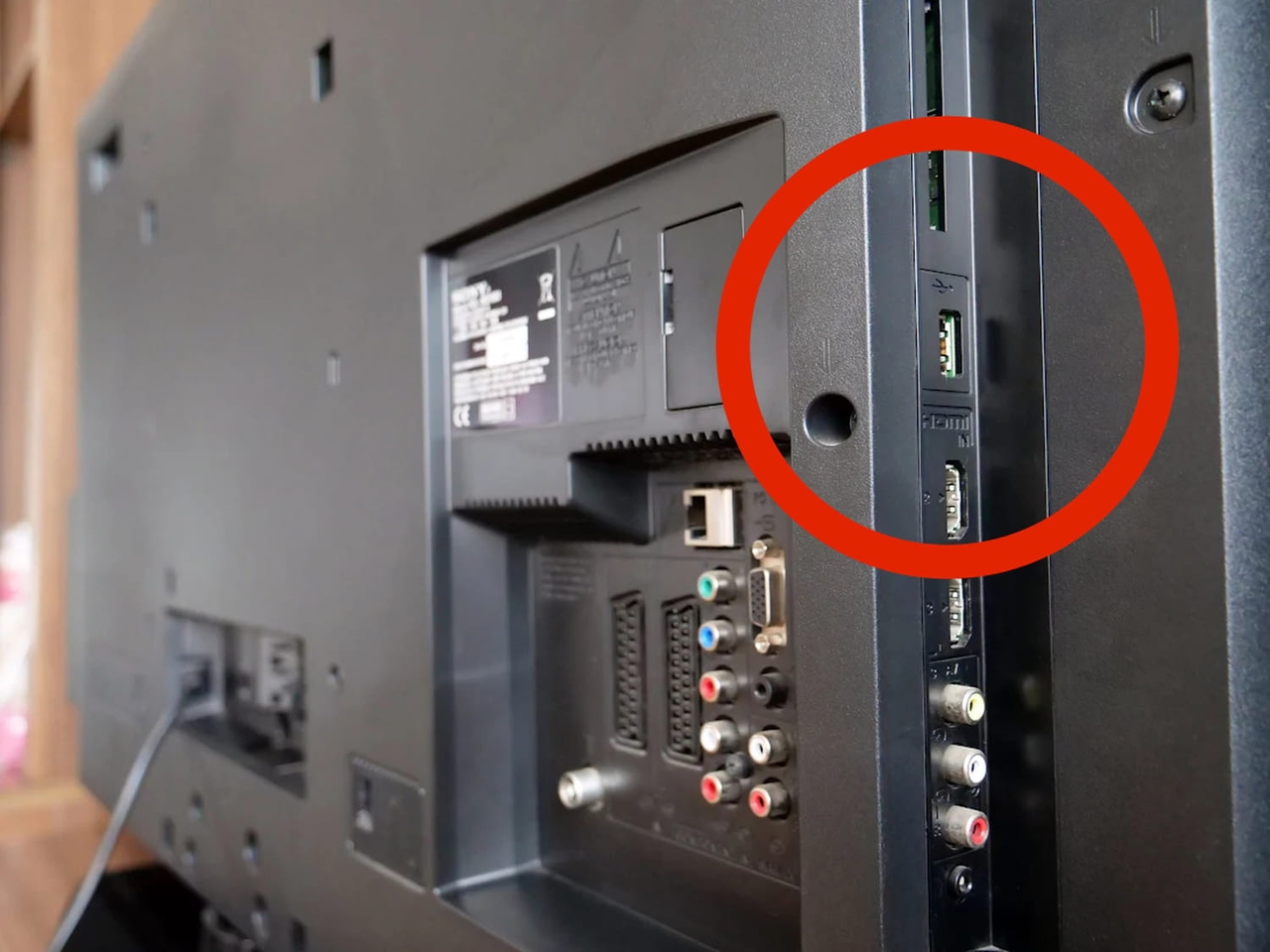 A porta USB da sua TV não serve apenas para assistir filmes, aqui está tudo o que você pode fazer com ela