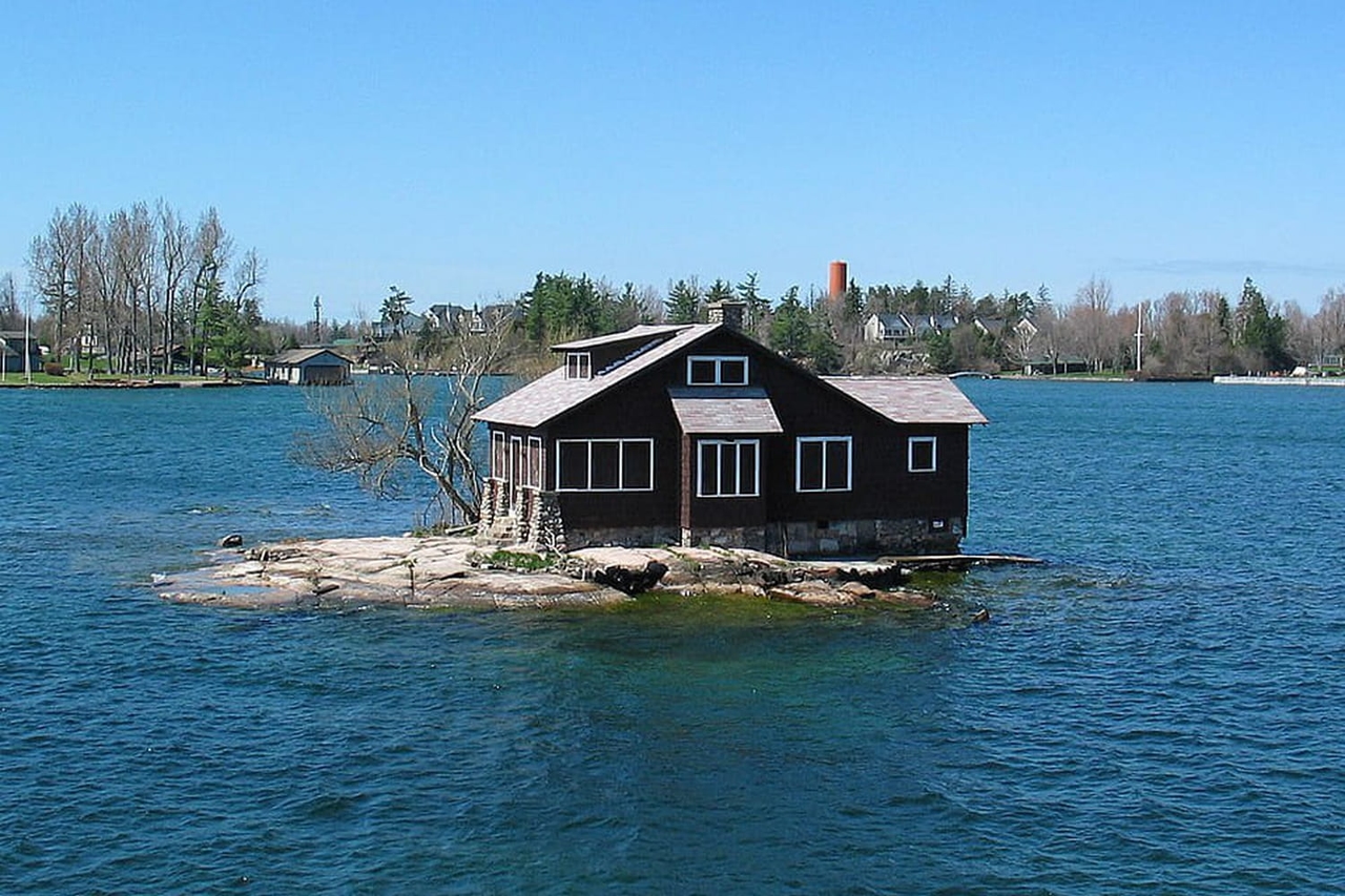 Une maison, un arbre, et c'est tout : c'est l'île habitée la plus petite au monde