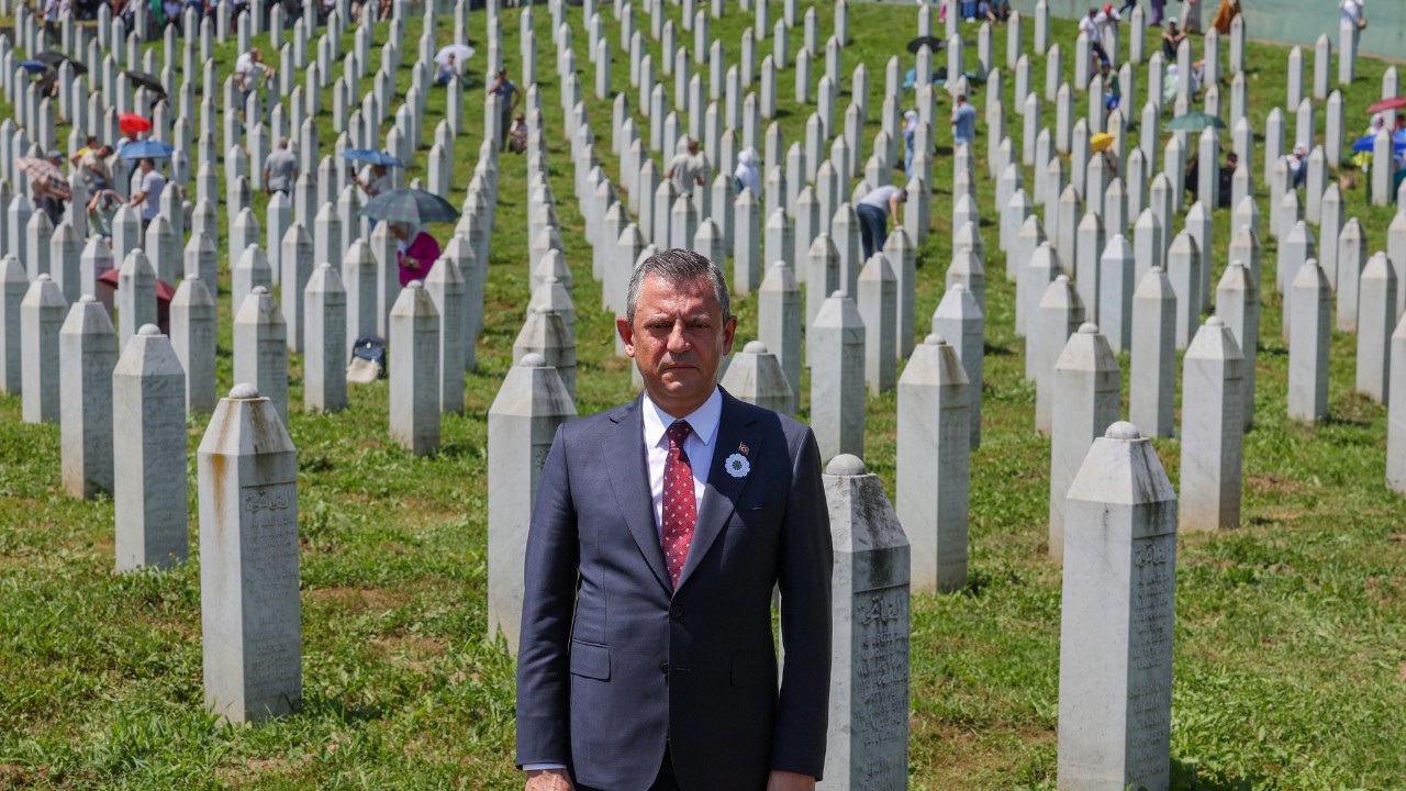 Özgür Özel, Alija İzzetbegoviç'i andı: Düşünceyle siyaseti, inançla adaleti buluşturabilen ender liderlerdendi