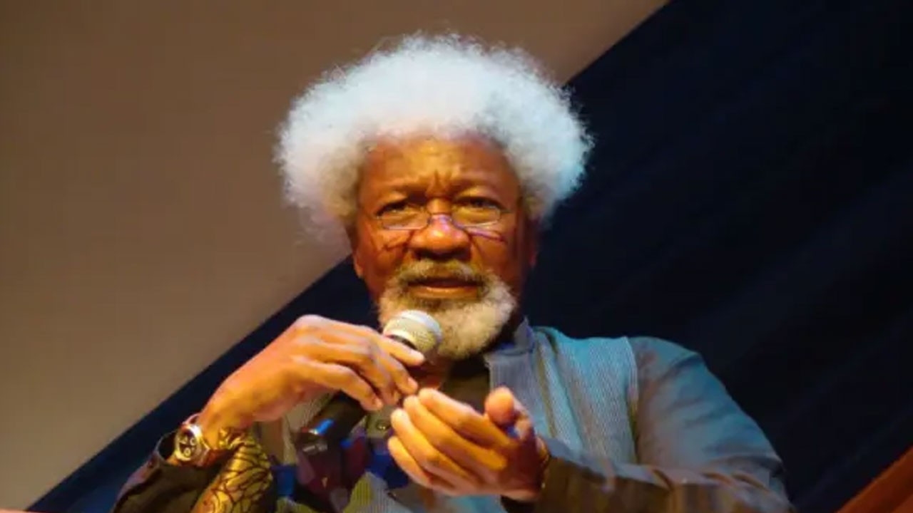 EE.UU. cancela la visa del escritor ganador del Premio Nobel Wole Soyinka