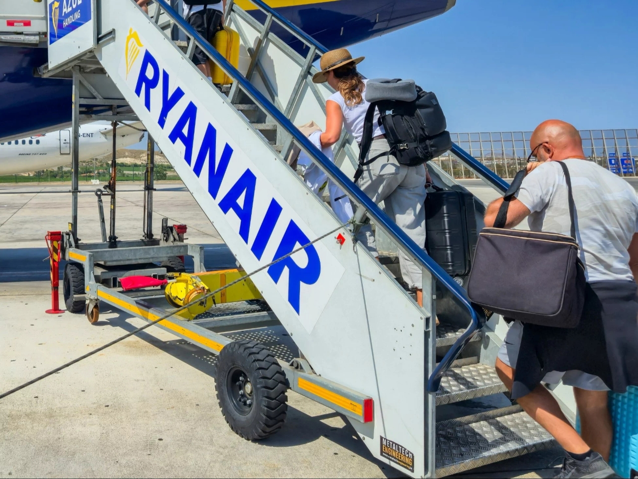 Na turystach z nadbagażem zarobią jeszcze więcej. Ryanair podnosi stawkę