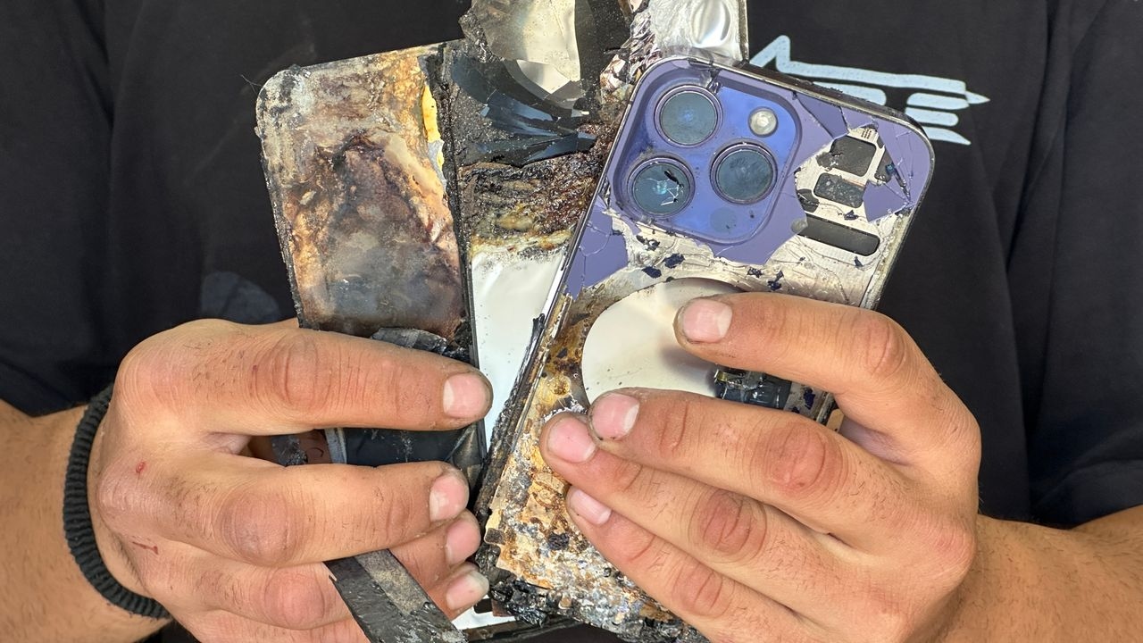 Binlerce liralık telefon bir anda alev aldı